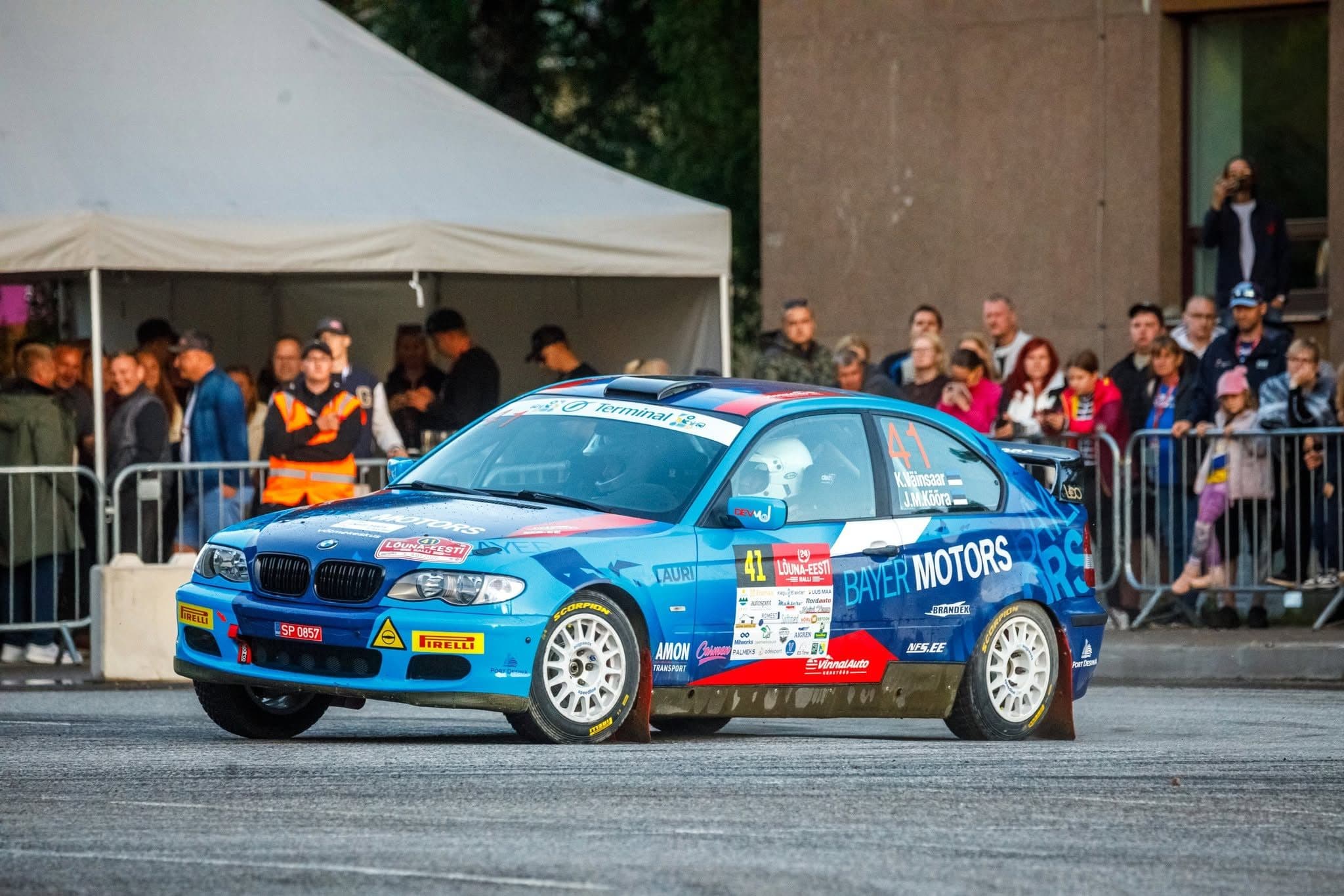 Pealtvaatajad jälgimas rallisõidukit