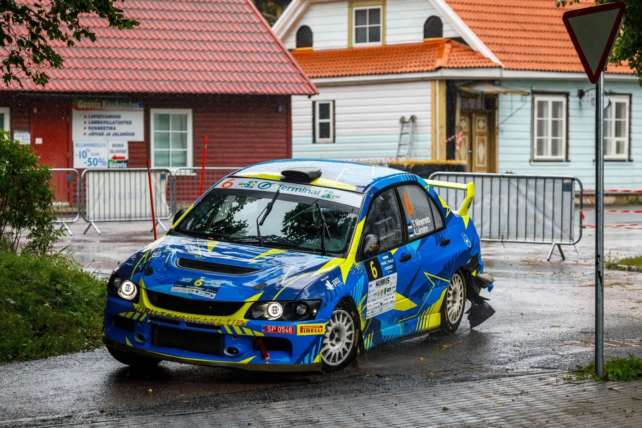 Rallisõiduk vihmases kiiruskatses
