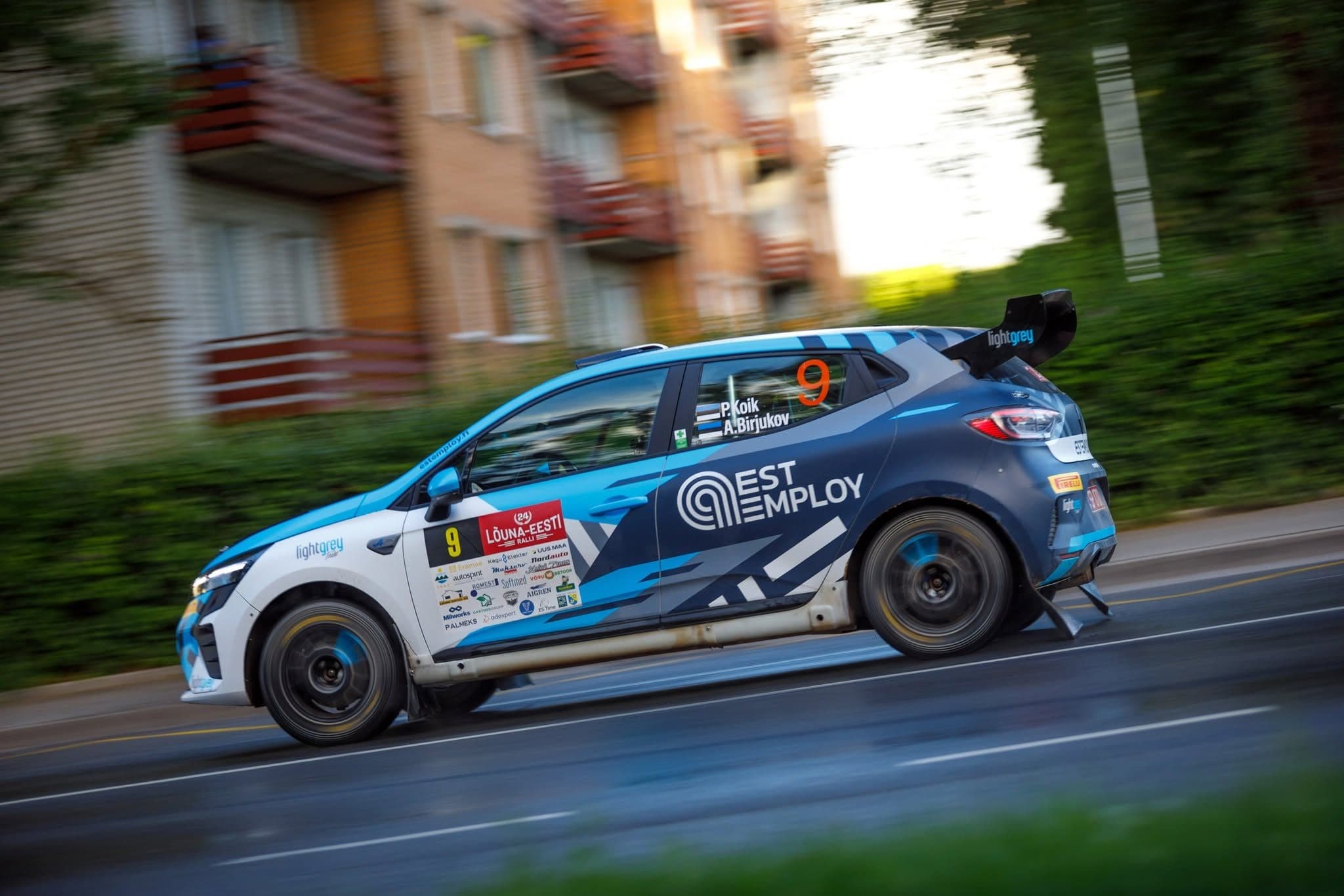 Rallisõiduk kiirel läbisõidul